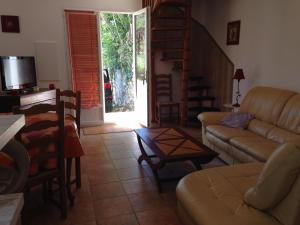 Χώρος καθιστικού στο Maison Les Pieds dans l eau