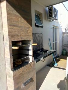 uma cozinha com um lavatório e um balcão em Vila Caluca em Olímpia