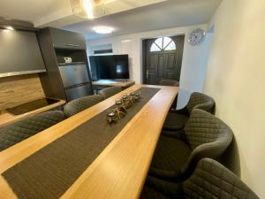 sala konferencyjna z długim drewnianym stołem i krzesłami w obiekcie Mountain Lodge w mieście Neukirchen am Großvenediger