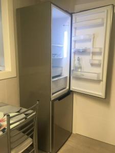 um frigorífico com a sua porta aberta numa cozinha em Apartamento Marbella, zona Miraflores em Marbella