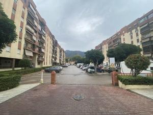 uma rua da cidade com carros estacionados e edifícios em Apartamento Marbella, zona Miraflores em Marbella
