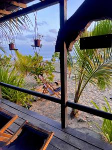 vistas a la playa desde el porche de una casa en Hostal Paraíso, en Guachaca