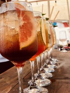 una fila de copas de vino sentadas en una mesa en Hotel Nude Zipolite & beach club, en Zipolite