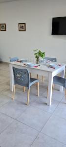 聖弗朗西斯科的住宿－Roca Apart，一张带椅子的白色桌子和一张带植物的桌子