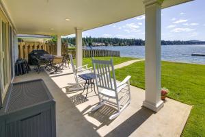 NewportにあるWaterfront Newport Home with Private Boat Dock!の椅子とテーブルのある家の出口