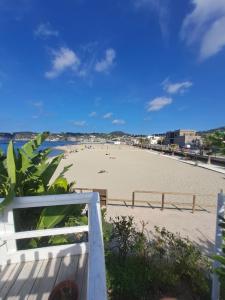 une vue d'une plage avec des gens dessus dans l'établissement Dream House Ischia Zio Peppe, à Ischia