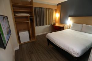 Postel nebo postele na pokoji v ubytování ibis Copacabana Posto 5