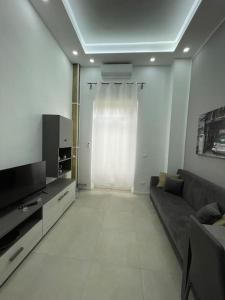 - un salon avec un canapé et une télévision dans l'établissement Loft Alby 10 ristrutturato nuovo, à Turin