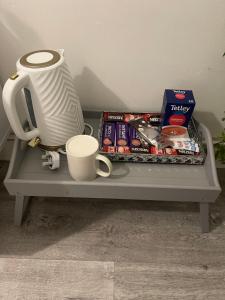 - une table avec un mixeur et une tasse dans l'établissement Divine Room, à Londres