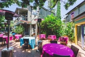 een groep tafels en stoelen met roze tafels bij Panama Hotel and Suites in San Rafael