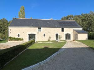 een huis met zonnepanelen op het dak bij Les gîtes de La Pellerie - 2 piscines & spa Jacuzzi - Touraine - 3 gîtes - familial, calme, campagne in Saint-Branchs