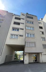 un grand immeuble d'appartements avec un garage dans l'établissement Apartment Elena inklusive Garagenplatz, à Vienne