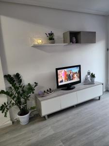 una sala de estar con TV de pantalla plana en un armario blanco en Estilo Urbano San Gines, en Cartagena