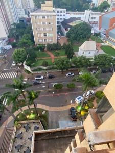 una vista aérea de un aparcamiento en una ciudad en FLAT LUXO PREMIUM - Londrina Flat Hotel - 43m² #garagemgrátis, en Londrina