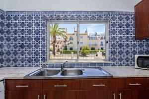 A kitchen or kitchenette at Sunny Vilamoura Golf Villa with Private Pool