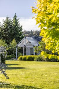 une maison avec un kiosque dans une cour dans l'établissement 305 in the Vines, à Havelock North