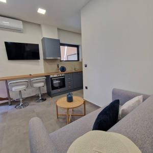 Η κουζίνα ή μικρή κουζίνα στο Farisma - Bright and central apt in Kalamata