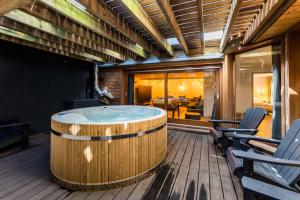 bañera de hidromasaje en la cubierta de una casa en KABANE KEYWEEK Villa pool spa sauna downtown, en Biarritz