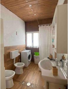 W łazience znajduje się toaleta, umywalka i toaleta. w obiekcie Casa vacanza “oasi” w mieście Salerno