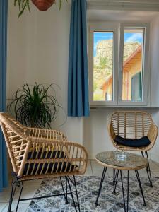 2 sillas y una mesa en una habitación con ventana en Casa Vacanze Penelope, en Pizzo