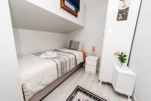 Dormitorio pequeño con cama y espejo en Dach Wochnung mit Terrasse, en Estambul