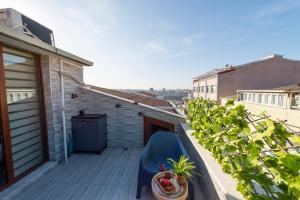 Un balcón con una silla azul y plantas en Dach Wochnung mit Terrasse, en Estambul