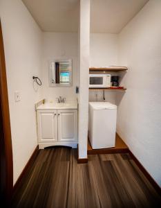una pequeña cocina con fregadero y microondas en Budget Inn en The Dalles
