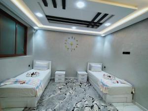 um quarto com duas camas num quarto com tecto em Appartement de luxe à 7 min de Centre de ville em Marrakech