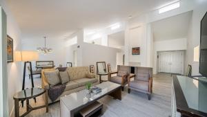 uma sala de estar com um sofá e uma mesa em Guest Casita, New Pickleball, Tile Floor em Scottsdale