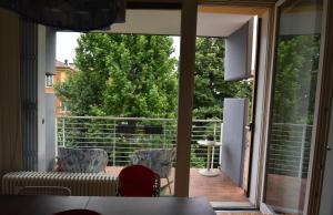 eine Küche mit einer Glasschiebetür zu einer Terrasse in der Unterkunft la casa della luce in Verona