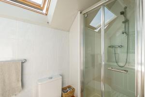 e bagno con servizi igienici e doccia in vetro. di The Cheeseloft - Spacious one bed with terrace a Kirkcudbright