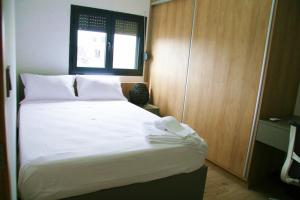 Voodi või voodid majutusasutuse DAKAR by DAYS-DBD007-Appartement AMELIE 3 chambres 4 pax toas