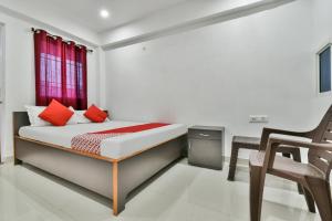 سرير أو أسرّة في غرفة في Flagship Yash Deep Guest House