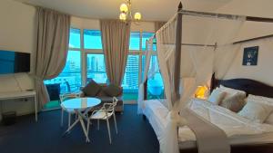 ドバイにあるNear Atana Hotelのベッドルーム1室(ベッド1台、デスク、テーブル付)