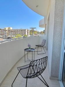 a balcony with two chairs and a table on a balcony at Complejo Hermogenes in San Juan
