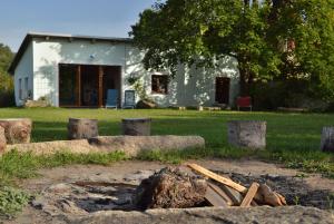 a yard with a building in the background at Penzion Medvedi Paseka in Nová Bystřice