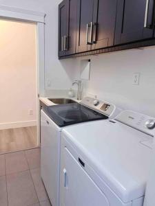 Kuchyň nebo kuchyňský kout v ubytování Si & Daniel Home Near YVR Airport & Skytrain Separate Entry Free Parking