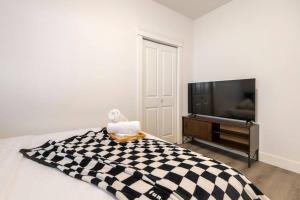 TV a/nebo společenská místnost v ubytování Si & Daniel Home Near YVR Airport & Skytrain Separate Entry Free Parking