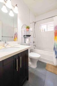 Koupelna v ubytování Si & Daniel Home Near YVR Airport & Skytrain Separate Entry Free Parking