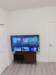 TV a/nebo společenská místnost v ubytování Si & Daniel Home Near YVR Airport & Skytrain Separate Entry Free Parking