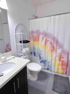 Koupelna v ubytování Si & Daniel Home Near YVR Airport & Skytrain Separate Entry Free Parking
