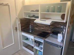 een keuken met een wastafel en een aanrecht bij Studio Serenity - Hyper Centre et Proche Plage - Bus in Duinkerke