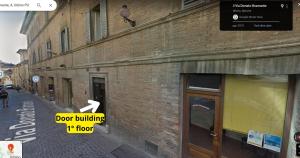 een bakstenen gebouw met een hondenbouw op de vloer bij Netflix - Centro Storico Urbino in Urbino