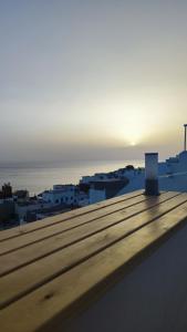 una vista de la puesta de sol desde el techo de un edificio en BigBlue Hostel - Taghazout en Taghazout