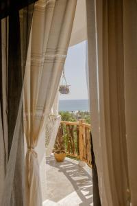 特龍科內的住宿－Casa Jasmin Bed & Breakfast，阳台享有海景。