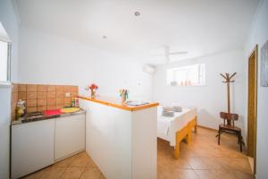 Η κουζίνα ή μικρή κουζίνα στο Studio apartment in Zrnovo with terrace, air conditioning, WiFi 3709-1
