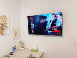 TV a/nebo společenská místnost v ubytování Si & Daniel Home Near YVR Airport & Skytrain Separate Entry Free Parking