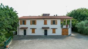 Cette grande maison blanche possède de nombreuses fenêtres. dans l'établissement B&B Zvana's - Da Giovanna, à Imola