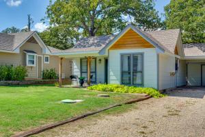 une maison avec une cour dans l'établissement Charming Granbury Cottage Retreat with Private Patio, à Granbury