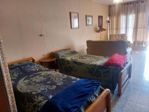 a room with two beds in a room at La casa de los abu in Maipú